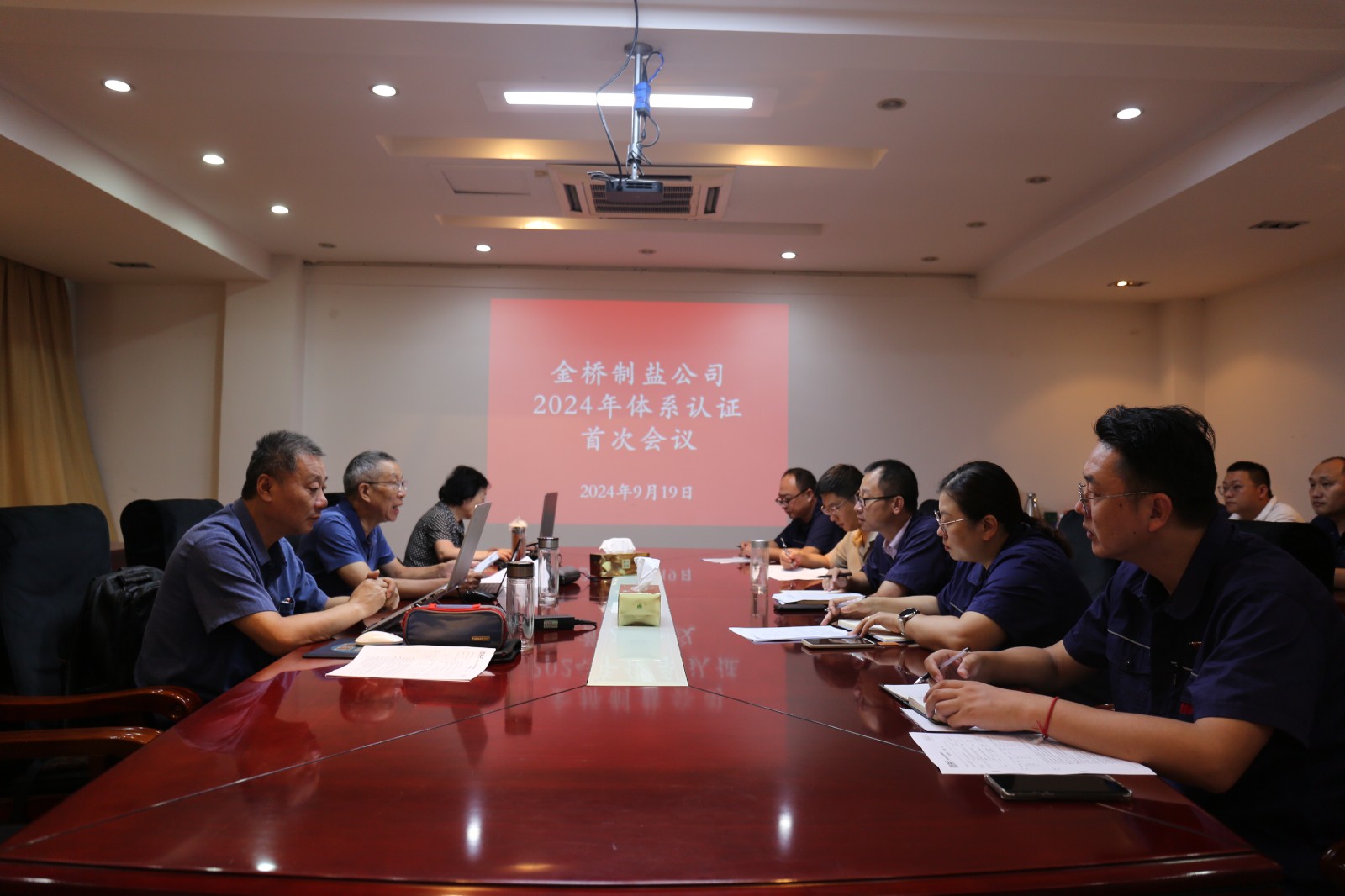 近日，金橋制鹽公司通過北京世標認證中心審核，給予食品安全管理體系、環(huán)境管理體系和職業(yè)健康安全管理體系認證“保持認證資格”的監(jiān)督審核結(jié)論，給予質(zhì)量管理體系認證“再次注冊”的再認證審核結(jié)論。通過審核，是對公司精細化管理成果的檢驗，促進公司內(nèi)控管理水平持續(xù)提升。（李曉月）