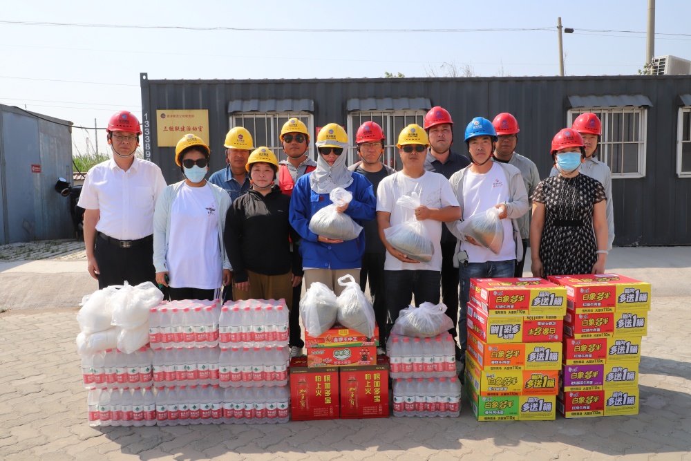 灌西投資公司黨委到宵洋碼頭送清涼慰問(wèn)一線員工_副本