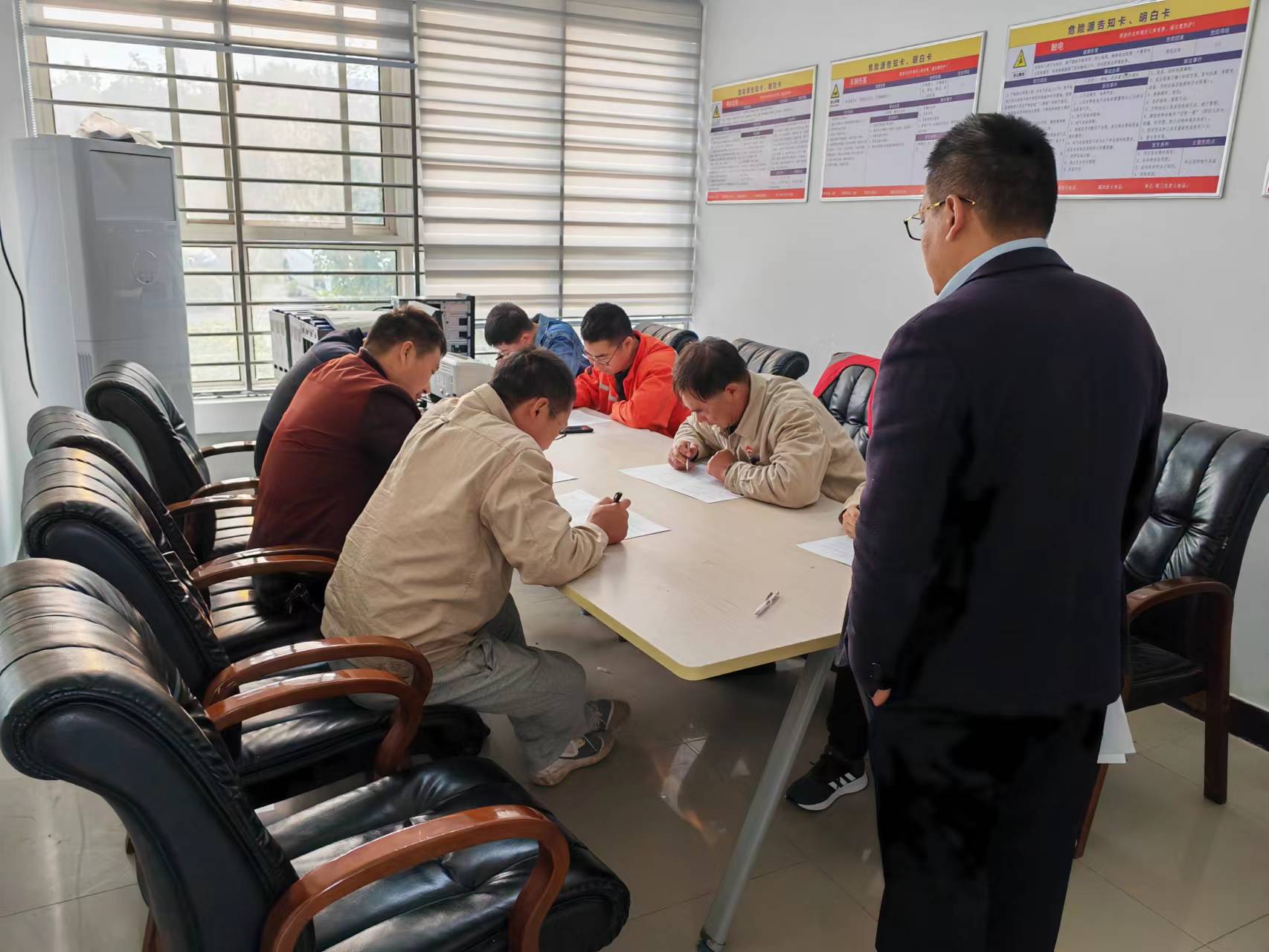 1667809237274080029.jpg 徐南供電所開展“百日攻堅”安全培訓(xùn)學(xué)習(xí)活動.jpg